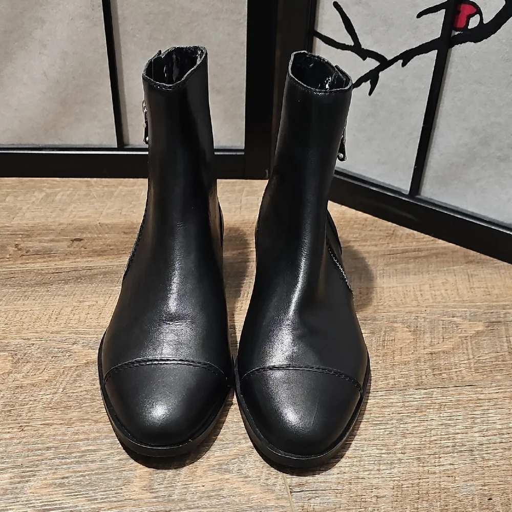 Ann Taylor Black Zippered Ankle Boots Size 8